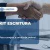 Mãos se comprimentando ao fundo documentos de kit de escritura para compra e venda de imóvel