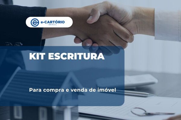 Mãos se comprimentando ao fundo documentos de kit de escritura para compra e venda de imóvel