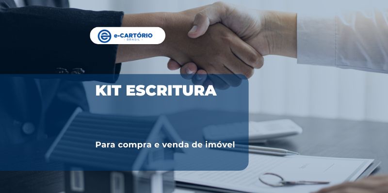 Mãos se comprimentando ao fundo documentos de kit de escritura para compra e venda de imóvel