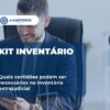 Homem de negócios com tablet em escritório separando documentos de inventário