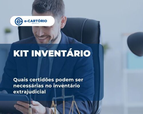 Homem de negócios com tablet em escritório separando documentos de inventário