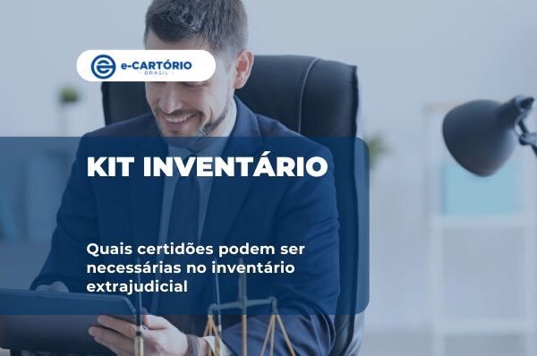Homem de negócios com tablet em escritório separando documentos de inventário