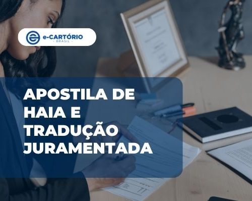 Advogada em cartório separando documento para apostila de haia