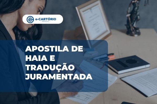 Advogada em cartório separando documento para apostila de haia